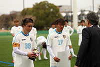 優勝カップと表彰状を受け取る南葛SCの大前選手（左側）と佐々木選手（右側）。