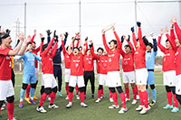 優勝を喜ぶエリースの選手たち。