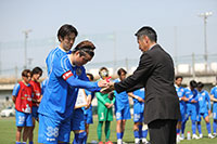 優勝カップと表彰状を受け取る南葛SCの大前選手（左側）と柳裕元選手（右側）。