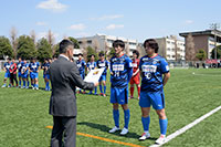 優勝して表彰される東京ユナイテッドの平松選手（右側）と和田選手（左側）。